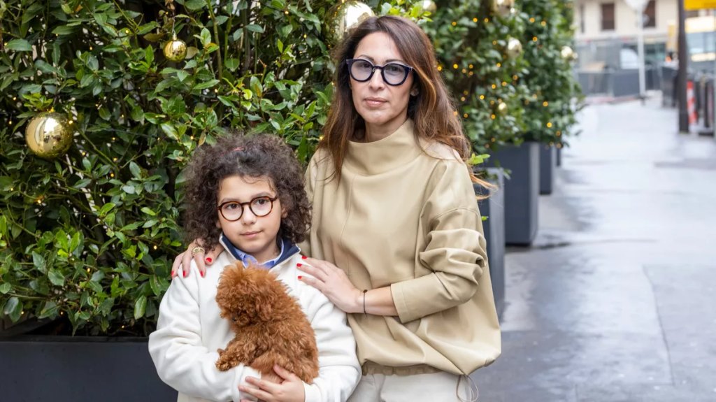 Charly a été victime de violences dans un foyer de l'ASE. Le petit Charly en novembre 2025, à Paris. ©François Bouchon / Le Figaro